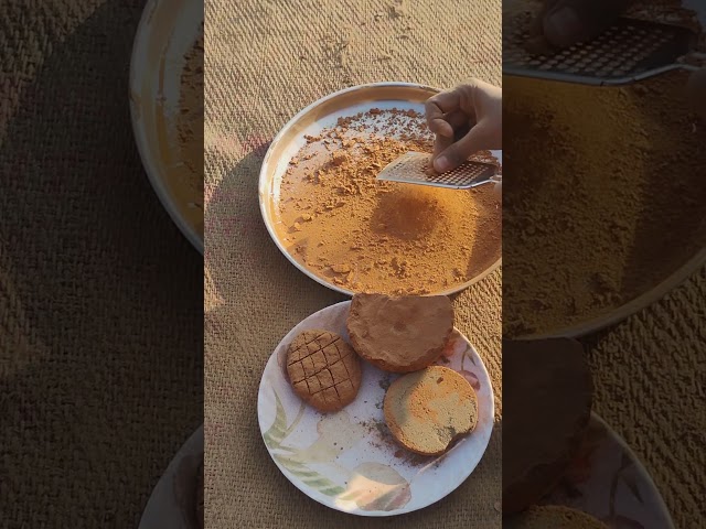 "Dikhne mein tasty, lekin hai bilkul mitti! Red clay grinding therapy. 🍪🚫"#short#viral#video 🎧🪄🤫