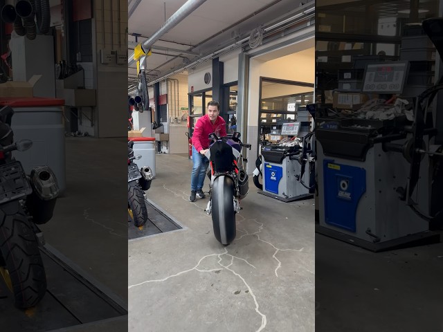 😰 230 HP for 166 KG. The 1 of 100 Aprilia RSV4 Xrentra. Delivery day! #superbike #aprilia #shorts