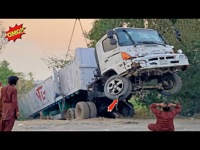 22Wheeler Trailer Crash😱 | Brake Fail Truck Falls Into Deep Ditch | Incredible Recovery by Mechanics
