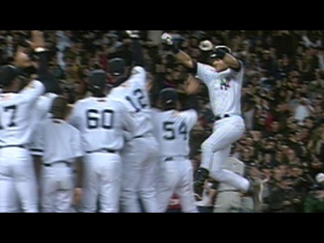 2001 WS Gm4: Jeter walks off after nine-pitch at-bat