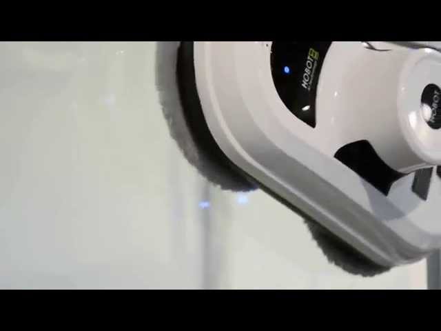 Robot myje szybę. The robot cleans the glass.