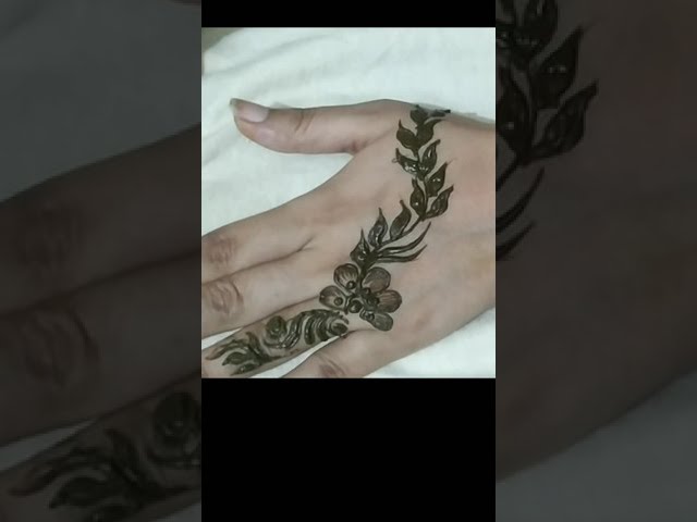 Mehndi designs, Simple and easy to fast apply back hand mehndi design #shorts #Shivi artistic mehndi