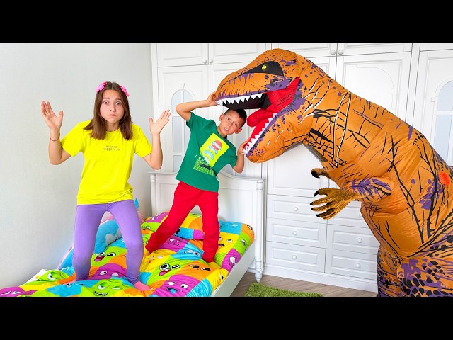 Giant live dinosaurs at our house! Adventures for children with Sofia and Max
