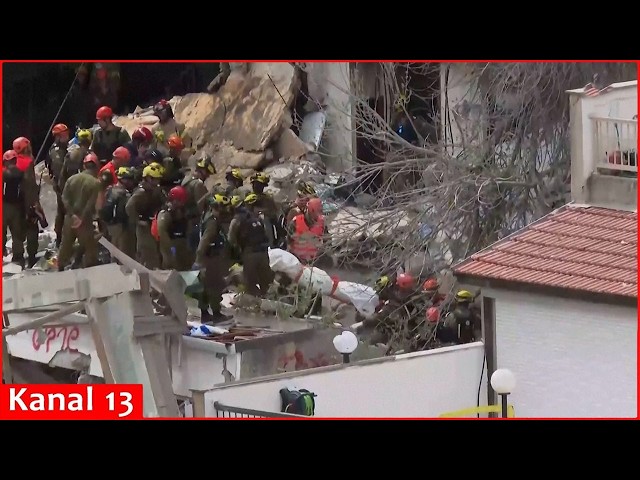 Weitere Leichen aus dem von einer iranischen Rakete getroffenen Gebäude in Haifa geborgen.