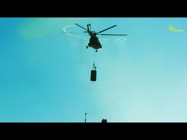 Warsaw Spire montaż masztów. Śmigłowiec Mi-8. Dachy Warszawy