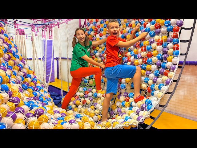 Max and Sofia want to be Strong! Fun games at the indoor playground