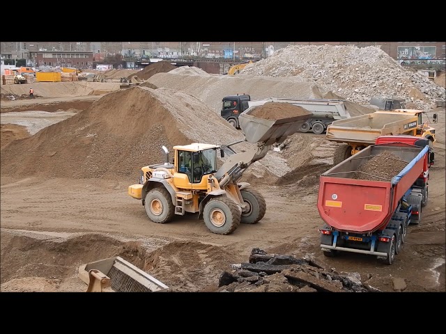 Radlader und LKW auf der Baustelle