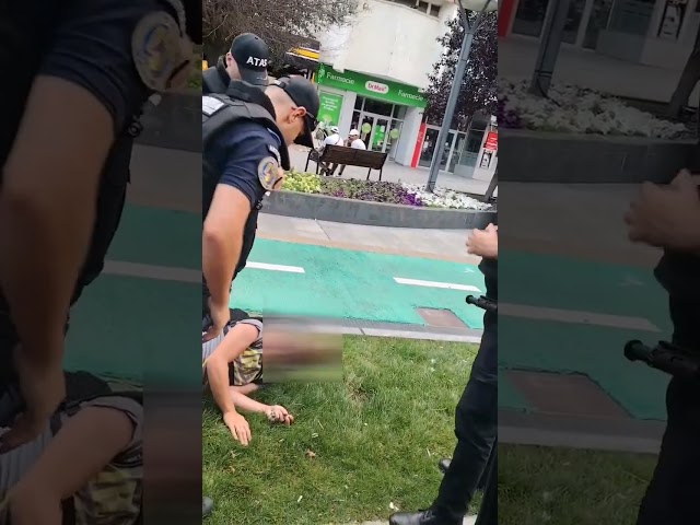 INTERVENȚIE PROMPTĂ : JANDARMII BĂCĂUANI AU VENIT ÎN AJUTORUL UNUI BĂRBAT PRĂBUȘIT PE STRADĂ