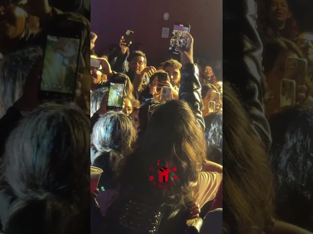 MAR LARA BAJA Y CANTA ENTRE LOS FANS