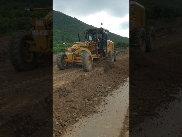 Motor grader skill operator cut off dirt building road