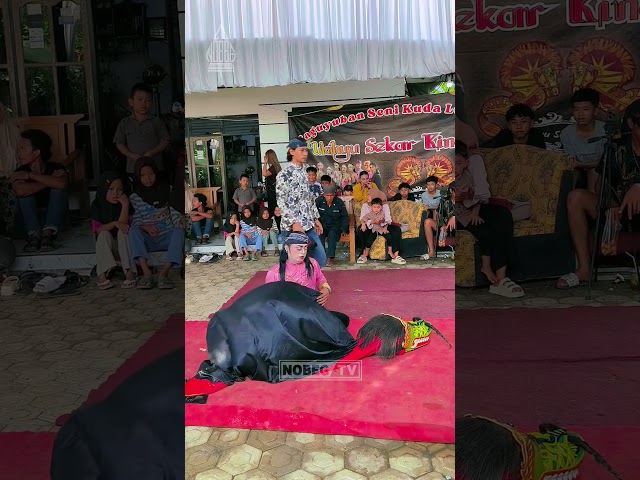 Polaeh Bolot masuk barongan Jaranan Kuda Lumping Ebeg