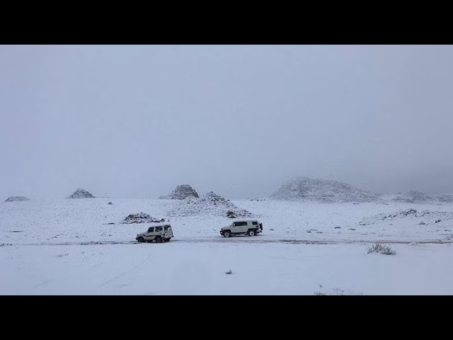 تساقط الثلوج على #الكويت 🥶😱😂 ,, الصحف الغربية تتناقل بـ«اندهاش» صور احتفاء أهالي الكويت  بالثلوج