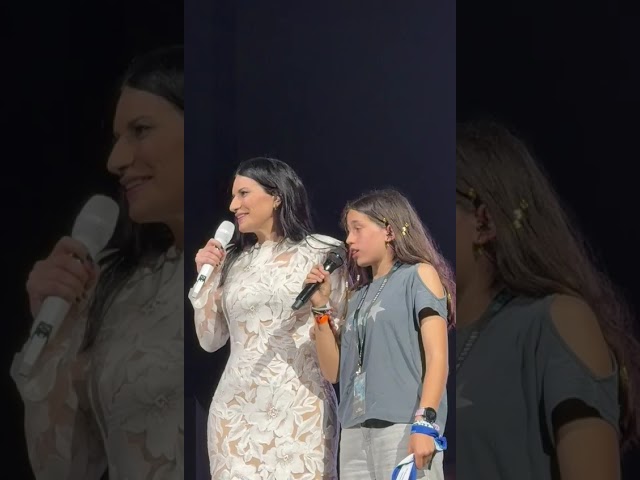Laura Pausini brings a young woman from Tomelloso up on stage at her concert in Valencia