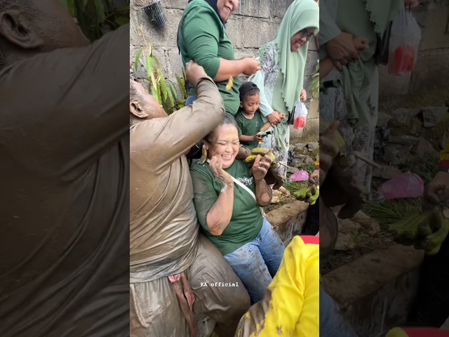 Ibu baju ijo kena pisang sama kuda lumping‼️seni benjang mekar budaya