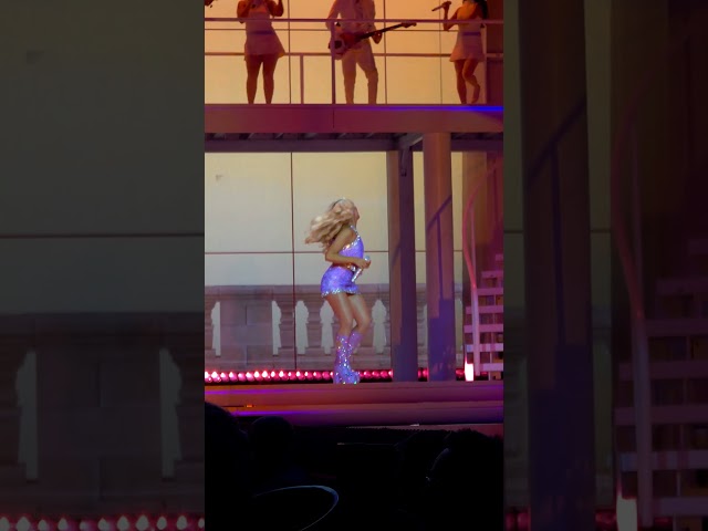 Sabrina Carpenter performs Please Please Please live in Copenhagen