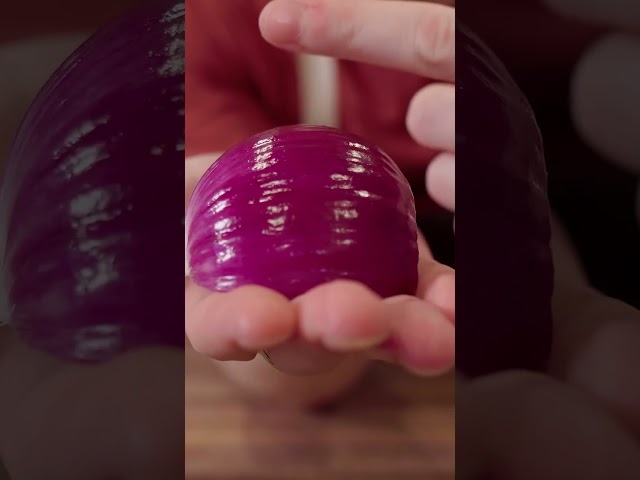 The right way to cut an onion into thin strips 🧅#shorts