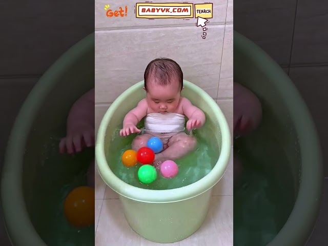 Can’t Hold Your Wriggly Baby While Bathing? This Baby Bathtub with Seat is Genius! #Bathtub