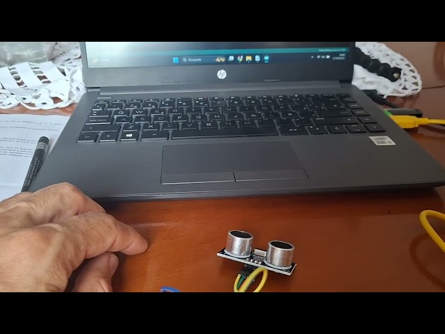 Sensor de US muestra distancia por el monitor serie.