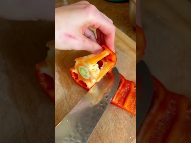 How to cut a bell pepper like a chef - no mess and no seeds flying everywhere #cooking #bellpepper