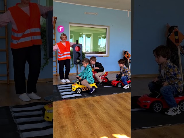 Innovative Traffic Lesson: Teacher Mimics Traffic Light #shorts