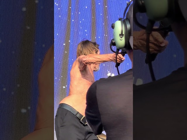 👕🔥 Red Hot Chili Peppers ft. Iggy Pop – The stage bends. He doesn’t. #iggyPop