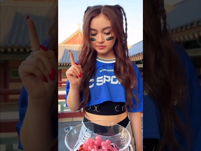 XOKitty eats candy BTS  #xokitty #xokitty2 #AnnaCathcart #sangheonlee #xokitty3 kitty minho yuri