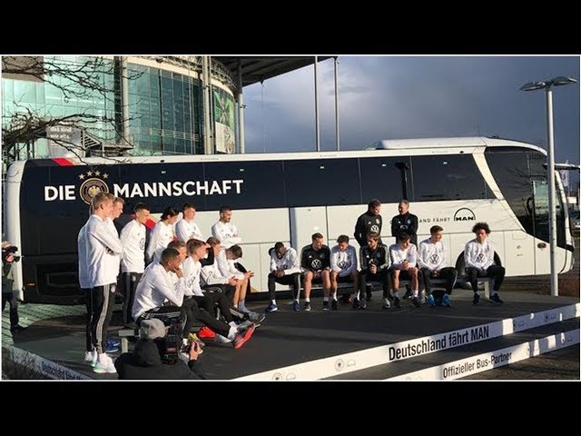 DFB-Team: Fahne auf Bus der Nationalmannschaft in falscher Farb-Reihenfolge