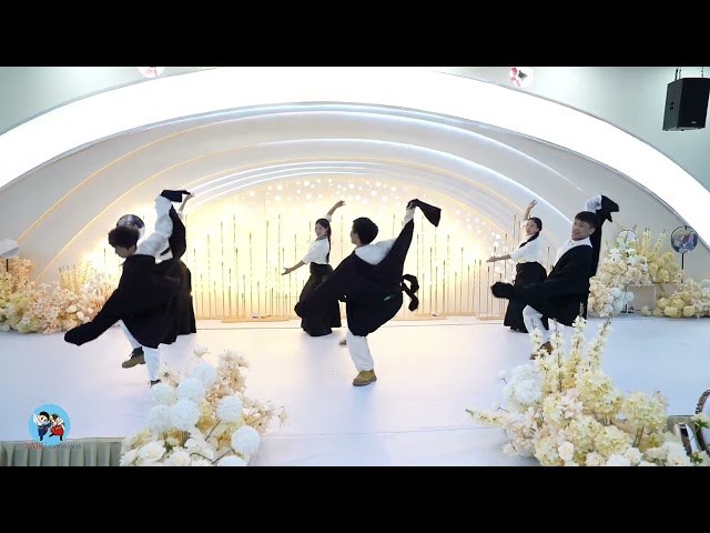 Tibetan boy and girl dance "Auspicious Jade Tree" on the wedding stage