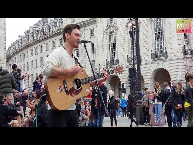 "Wonderwall" (Oasis) performed live by busker in London