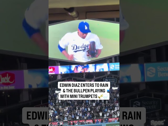 Edwin Diaz enters to Dodgers bullpen playing trumpets and rain 🎺
