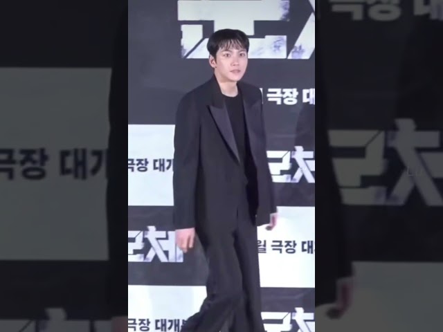 Ji Chang Wook and Jun Ji Hyun at the PressCon(Colony) #jichangwook #colony #presscon