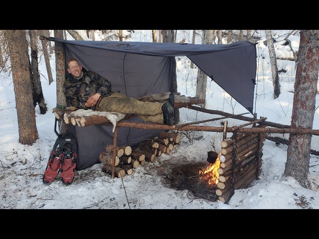 Wintercamping in einer erhöhten Bushcraft-Unterkunft – Lagerfeuerkochen (Level 100)