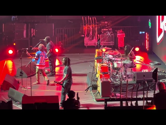 The Paradox Performs Get the Message at the 2025 KROQ Almost Acoustic Christmas