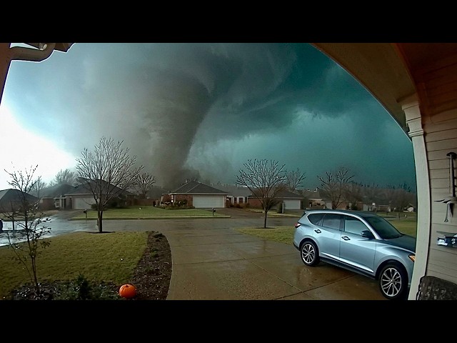 10 Extreme Weather Moments Caught on Camera