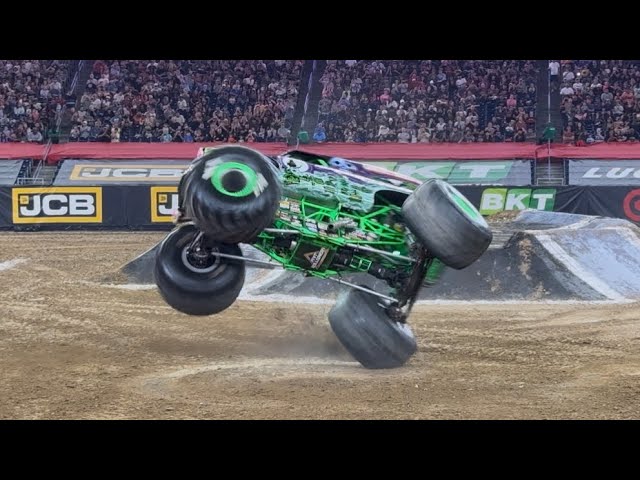 Tyler Menninga break dancing a 12,000 ILB machine #monsterjam #gravedigger #breakdancing #viral #fyp
