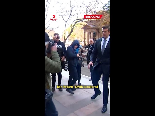 Ben Roberts-Smith arrested at Sydney Airport over war crime murder allegations