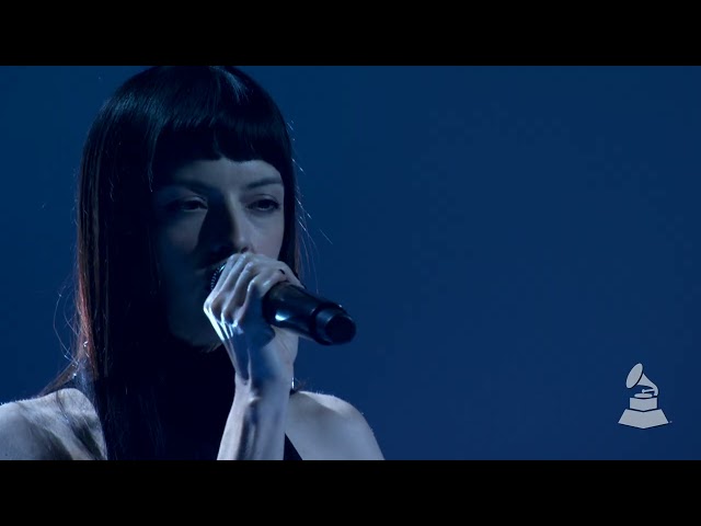 Sehen Sie sich Marías Swept-Away's Performance von "No One Noticed" bei den Grammys 2026 an