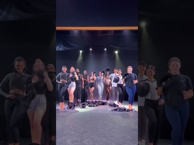 this dance troupe is so in sync! ✨🩰 credits to wtschool #jazzdance