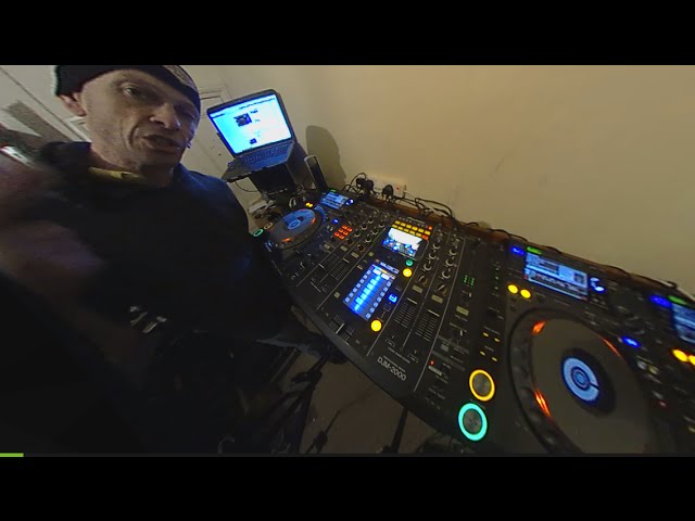 WORLDS FIRST BEGINNER DJ LESSON IN 360 BY ELLASKINS THE DJ TUTOR