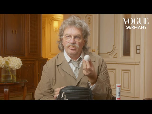 Horst Schlämmer öffnet seine Tasche – mit Gebissreiniger & Leckmuschel | In the Bag | VOGUE Germany