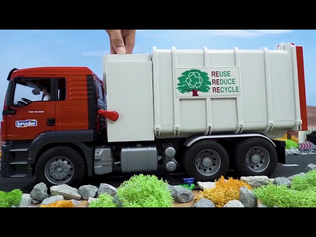 Polizei verfolgt Dieb mit Polizeiauto und Müllwagen Spielzeug für Kinder.