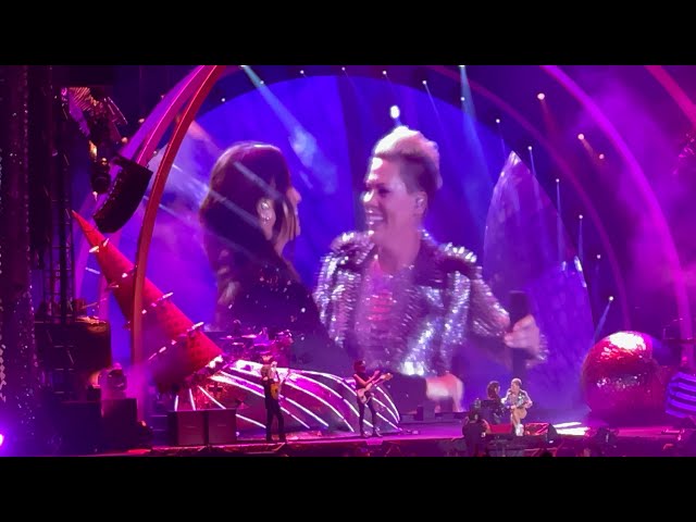 P!nk and Alanis Morissette sing “You Oughta Know”