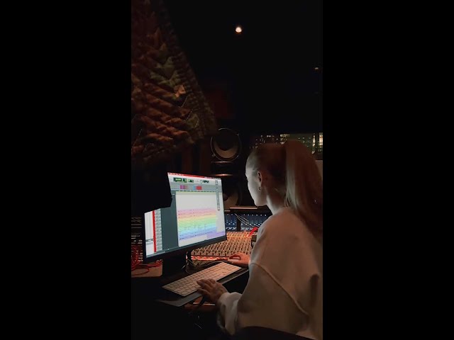 🎵 In the studio with Ariana Grande