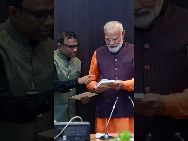 When Thiru Ramesh Vinayakam sings… A soulful moment with PM Modi! Check out