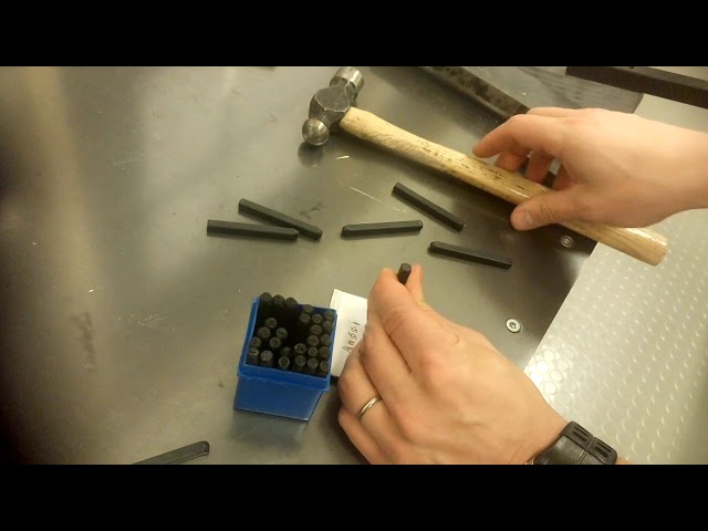 Kirjainten lyöminen metallilevyyn