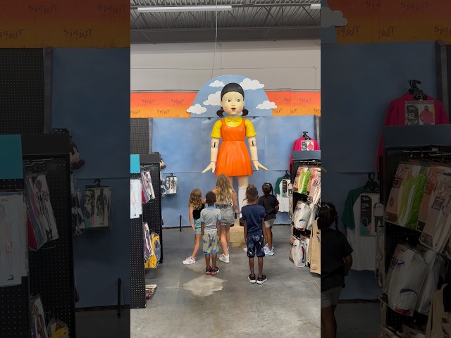 Kids play red light green light in the store #shorts