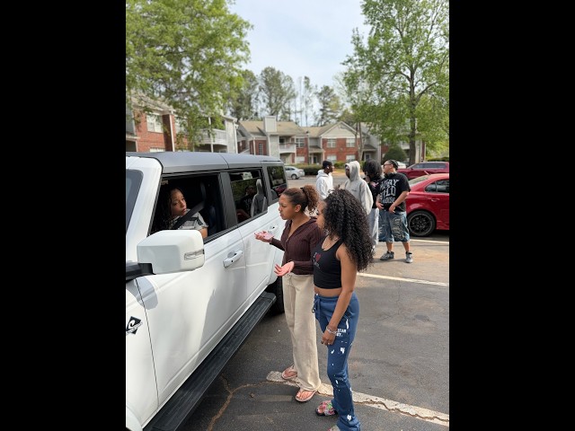 Lacreesha breaks the news to Hope & Faith that they have a job interview at WHATABURGER tomorrow!