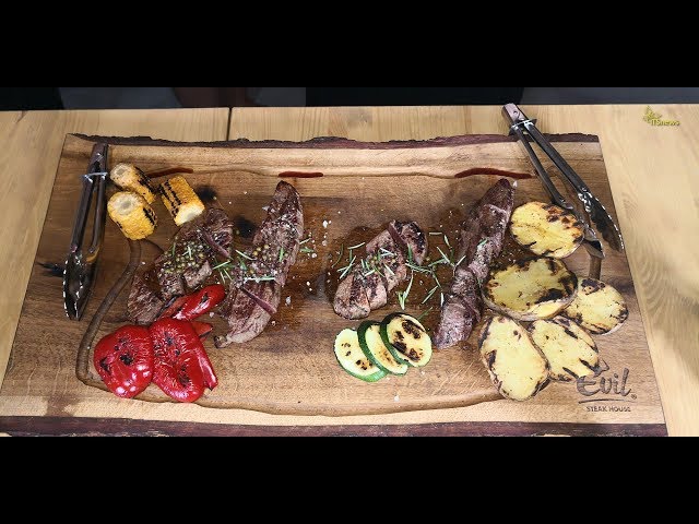 Stek ze strusia. Piotr „Timi” Piotrowski, właściciel i szef kuchni Evil.