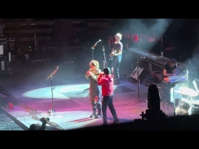 Cavetown - A Kind Thing To Do (w/ Vic Fuentes) - Santander Arena, Reading, PA, 11/29/2024 4K HD HQ