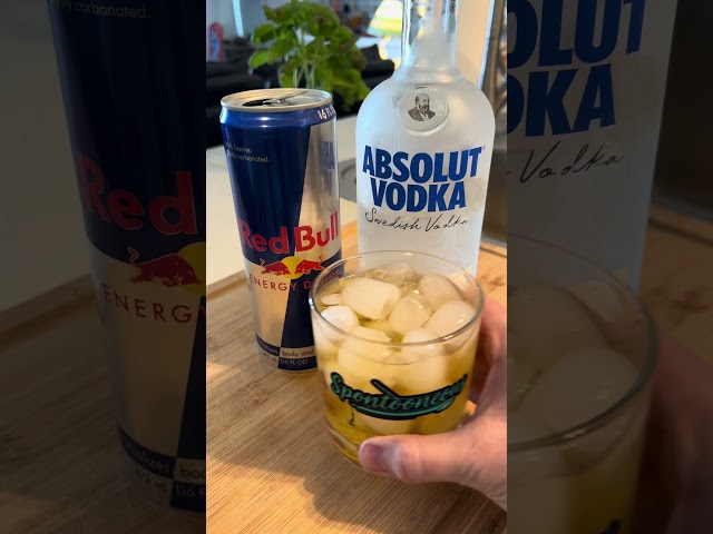 How to make a Red Bull Vodka. #og #redbull #cocktails #redbullracing
